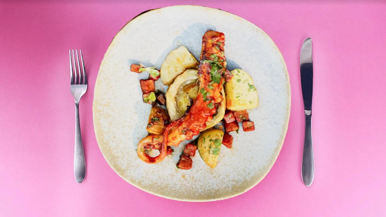 Pulpo a la brasa en 3D servido sobre un plato real con realidad aumentada